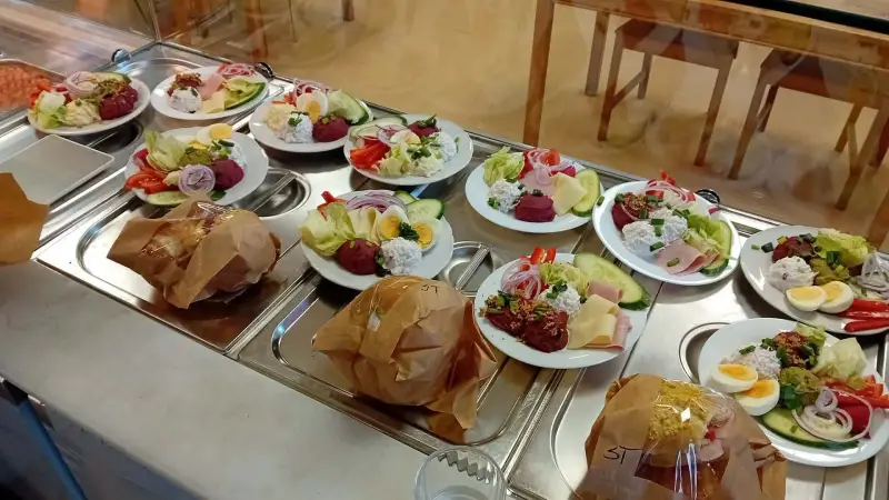śniadanie w kantynie